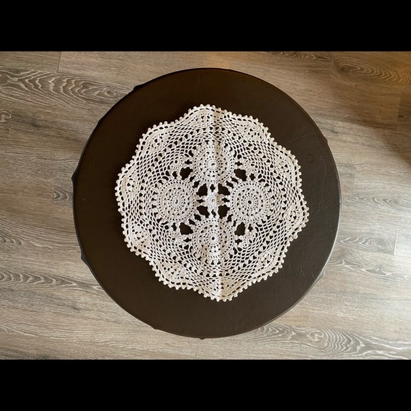 Lot of 12 vintage doilies various sizes and shapes - Picture 8 of 8